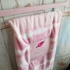 🔥🔥Betsey Johnson💗 Tie-dye Pink Plush Throw